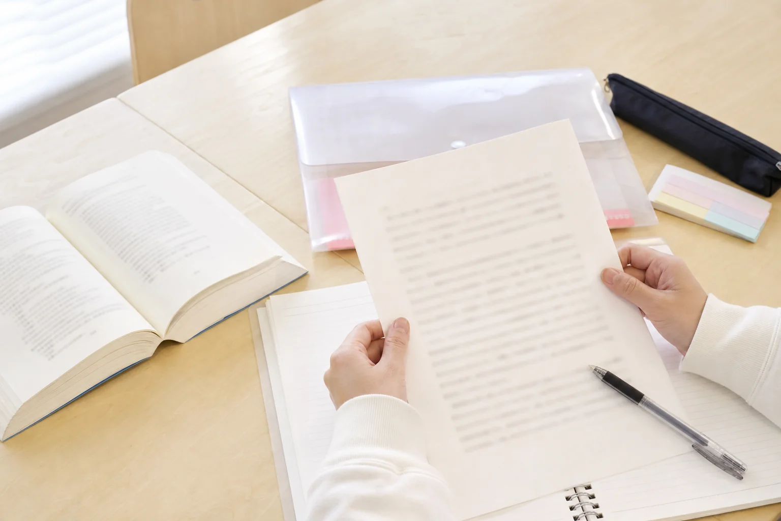 論文を書き終えて読み返している受験生の手元